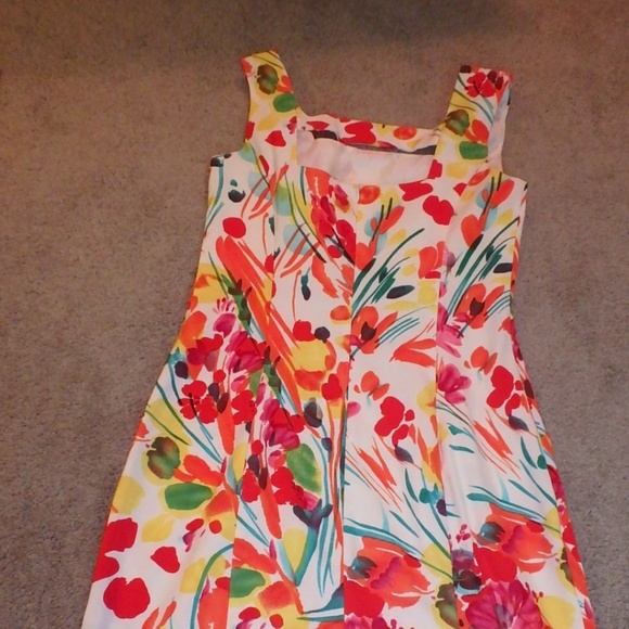 Floral print dress with unique back is fully lined! - Picture 2 of 7